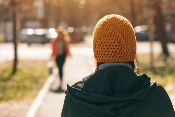 Nézet hátulról, alkalmi női személy, sétáló utcán — Stock Fotó