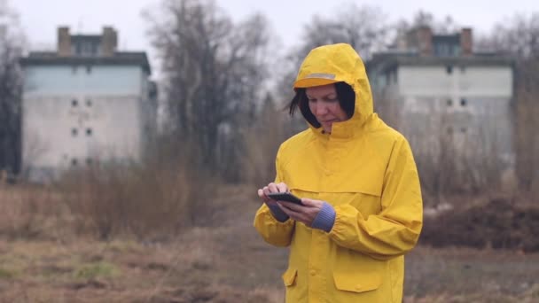 Frau Gelbem Regenmantel Die Einem Regnerischen Tag Freien Handy Sms — Stockvideo