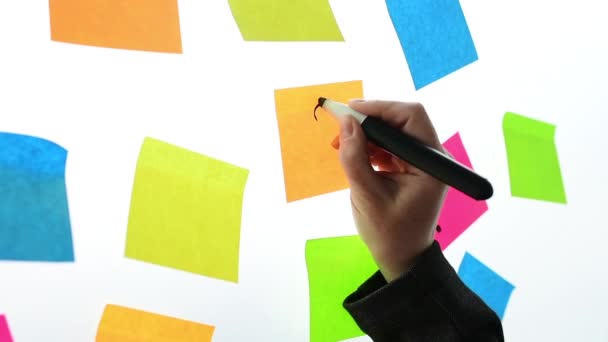 사무실 화이트 보드에 다채로운 스티커 용지에 물음표를 — 비디오