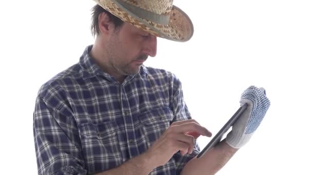 Αγρότης Χρησιμοποιώντας Ψηφιακό Tablet Που Απομονώνονται Λευκό Φόντο — Αρχείο Βίντεο