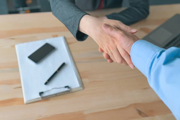 Businessman and businesswoman handshake — Stock Photo, Image