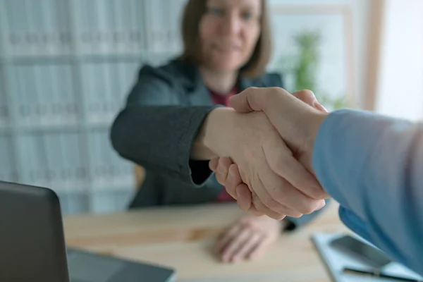 Affärsman och affärskvinna handslag — Stockfoto