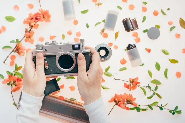 Vrouw die houdt van vintage camera over Lente florale decoratie — Stockfoto