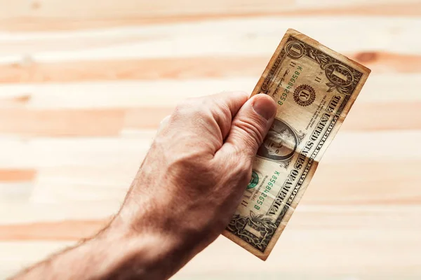 Homem pagando com uma nota de dólar dos EUA — Fotografia de Stock