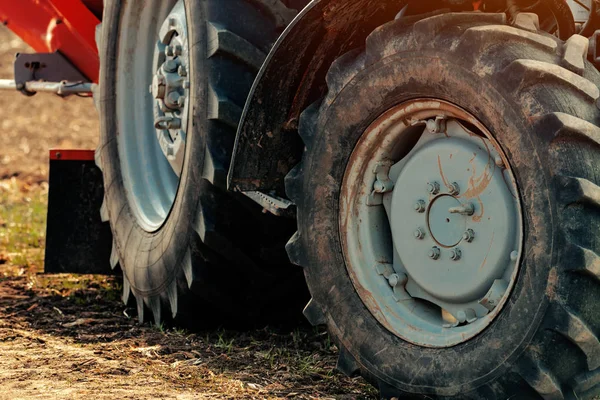 Kir kırsal yolu üzerinde çiftlik traktör