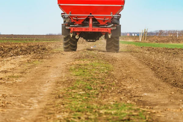 Trator agrícola na estrada rural sujeira — Fotografia de Stock