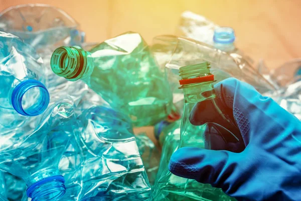 Trabajador clasificando botellas de plástico — Foto de Stock