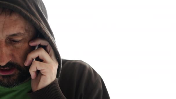 Nerveuze Man Met Hoodie Praten Mobiele Telefoon Geïsoleerd Witte Achtergrond — Stockvideo
