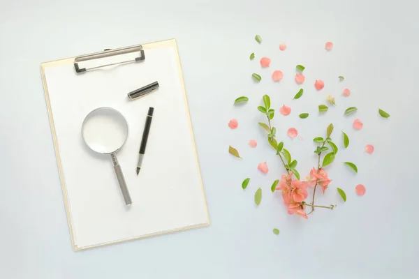 Blankt papper på Urklipp anteckningsblock med blomdekor — Stockfoto