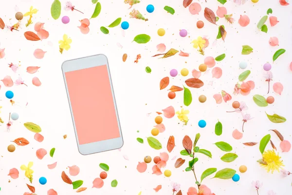 Smartphone bahar çiçek dekorasyon ile alay etmek yukarıya — Stok fotoğraf