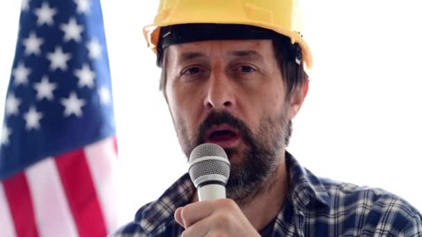 Retrato Del Ingeniero Construcción Americano Hablando Presentación Aislado Sobre Fondo — Vídeo de stock