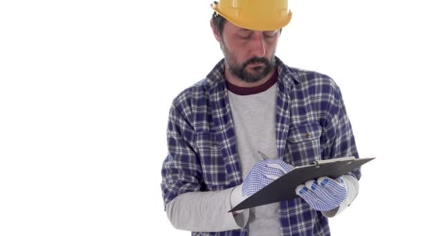 建設労働者にクリップボードのメモ帳 白い背景で隔離プロジェクト メモを書き込む — ストック動画
