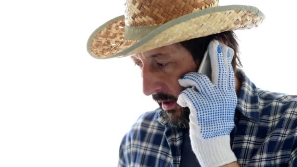 Retrato Agricultor Sério Falando Celular Olhando Confiante Determinado Isolado Fundo — Vídeo de Stock