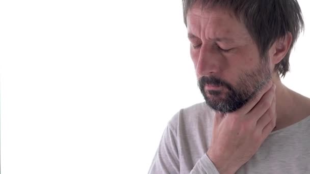 成年男子咳嗽 孤立在白色背景 — 图库视频影像