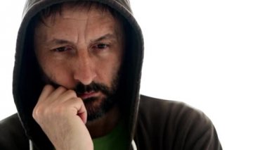 Beyaz arka planda izole hoodie giymek depresif yetişkin sakallı erkek portresi