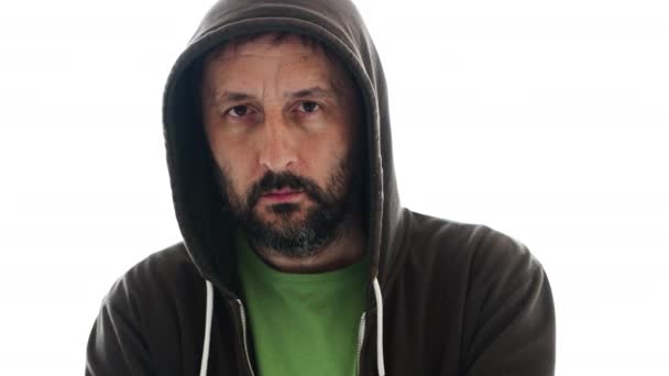 Retrato Homem Barbudo Adulto Pensativo Usando Capuz Olhando Para Câmera — Vídeo de Stock