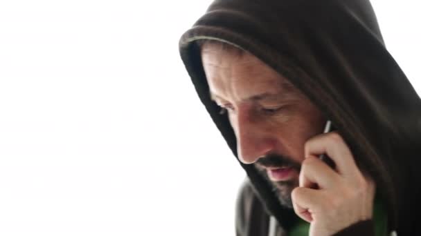 Nerveuze Man Met Hoodie Praten Mobiele Telefoon Geïsoleerd Witte Achtergrond — Stockvideo