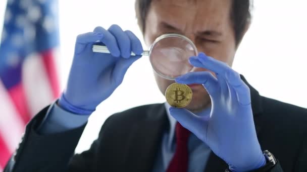 Amerykański Tajny Agent Serwisowy Analizujący Podejrzane Fałszywe Bitcoin Materiał Koncepcyjny — Wideo stockowe