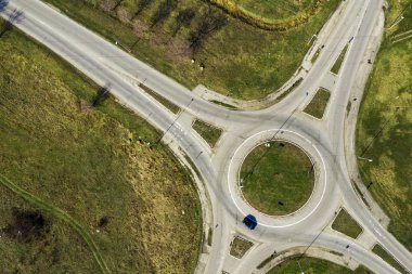 Trafik daire dolambaçlı yol kavşağı, üstten görünüm havadan görünümü