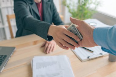 İş konseptinde Hush para ve yolsuzluk