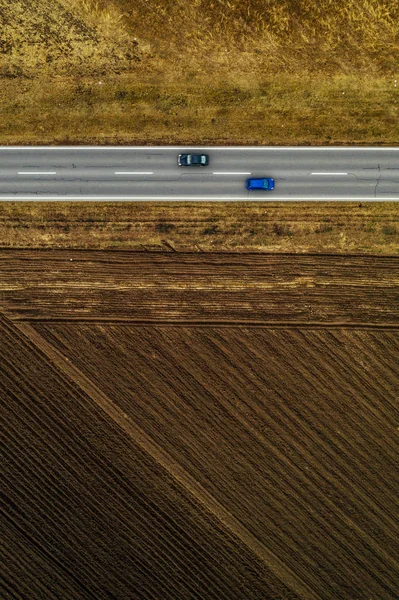 Dvě auta na silnici, letecký výhled — Stock fotografie