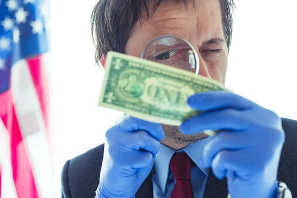 American secret service agent analyzing suspicious counterfeit d — Stock Photo, Image