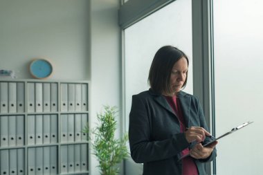 İlgili işkadını ofiste iş raporu kağıtları okuma