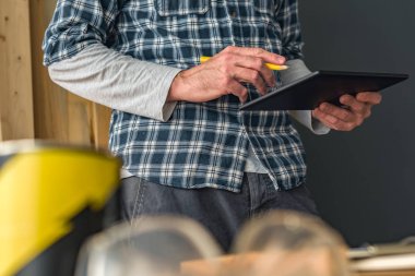 Solopreneur marangoz küçük iş Woo dijital tablet kullanarak