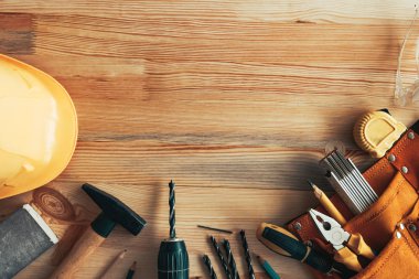 Ahşap masa üzerinde DIY proje araçları, üst görünüm