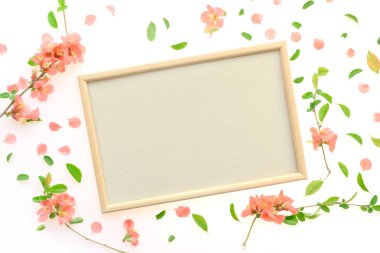 Bahar çiçek dekorasyonu ile boş resim çerçevesi
