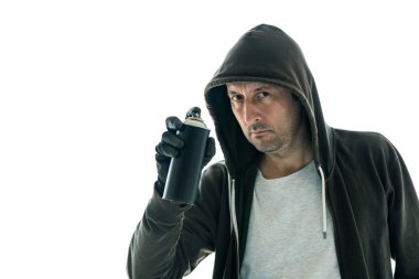 Sprey boya ile kapüşonlu Graffiti sanatçısı