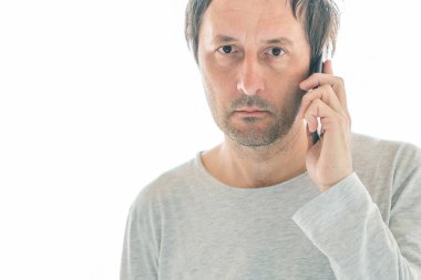 Beyaz arka planda izole cep telefonu kullanarak yakışıklı adam
