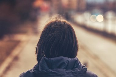 Caddenin üzerinde kadın arkadan görünüş