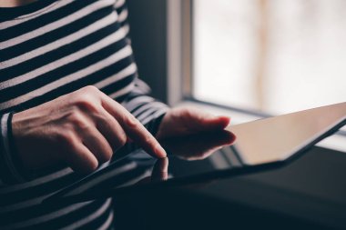 Tablet bilgisayar kullanan kadın