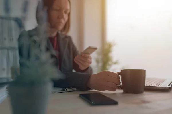 Geschäftsfrau SMS auf dem Handy während der Kaffeepause von o — Stockfoto