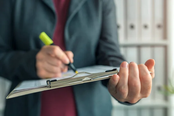 Zakenvrouw markeert rapportresultaten papier — Stockfoto