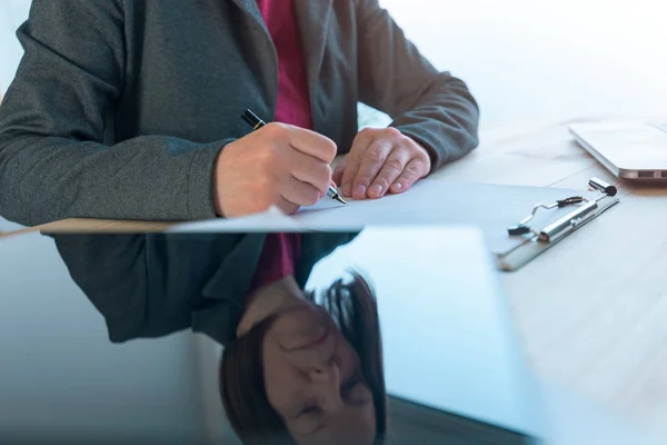 Businesswoman signing contract agreement — Stock Photo, Image