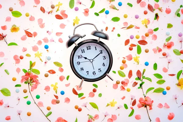 Vintage alarm clock flat lay with colorful springtime decoration — Stock Photo, Image