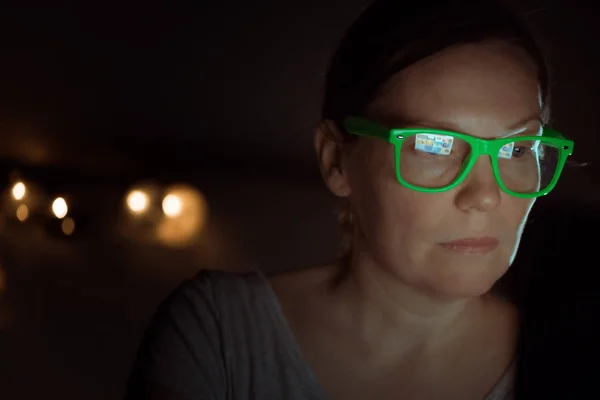 夜にラップトップで働いている女性の低キーポートレート — ストック写真