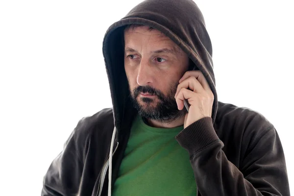 Man met hoodie met behulp van mobiele telefoon — Stockfoto