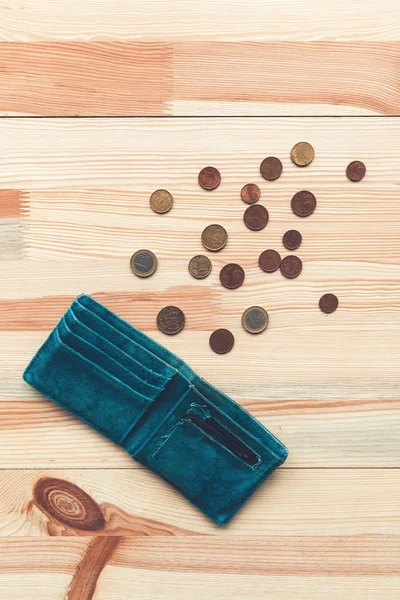 古い財布とユーロ硬貨 — ストック写真