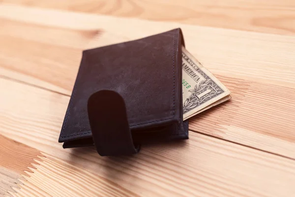 Jednodolarové bankovce v kožená peněženka — Stock fotografie