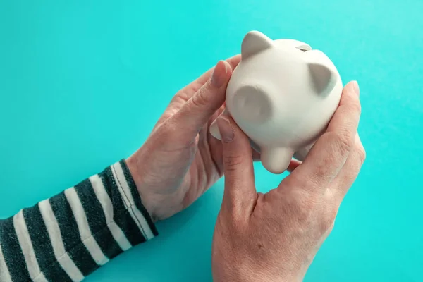 Kvinnliga händer och piggy mynt bank — Stockfoto