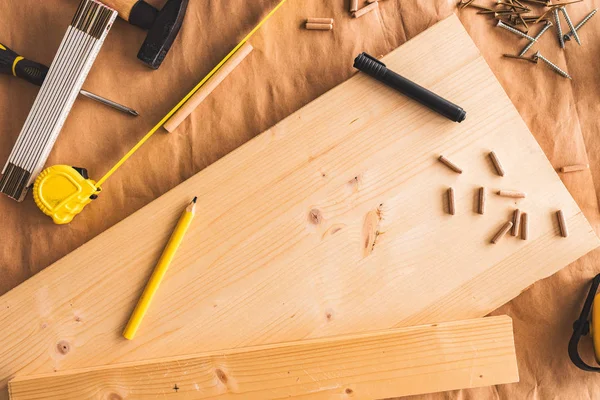 Lápiz sobre tabla de taller de carpintería de madera —  Fotos de Stock