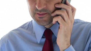 Cep telefonu özel konuşma sırasında işadamı, beyaz arka plan üzerinde yalıtılmış akıllı telefon konuşmak yetişkin iş kişi