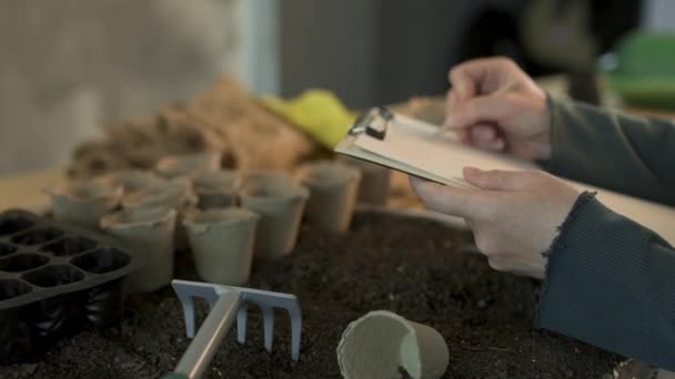 Jardinero Escribiendo Notas Papel Portapapeles Preparación Para Siembra Semillas — Vídeo de stock