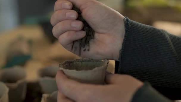 Kertész Töltés Biológiailag Lebomló Talaj Tőzegkanna Konténer Kész Vetés Ültetés — Stock videók