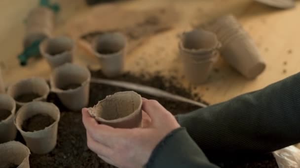 Trädgårdsmästare Fyllning Biologiskt Nedbrytbar Jord Torv Kruka Behållare Redo För — Stockvideo