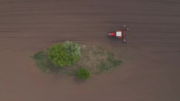 Jordbrukare Och Traktor Med Seeder Från Drone Pov Utsikt Från — Stockvideo