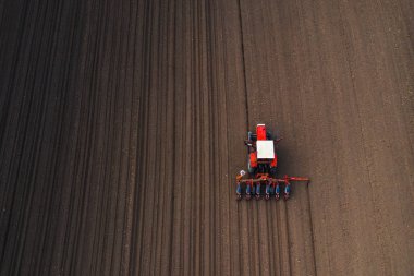 Drone pov traktör alanında mısır ekim